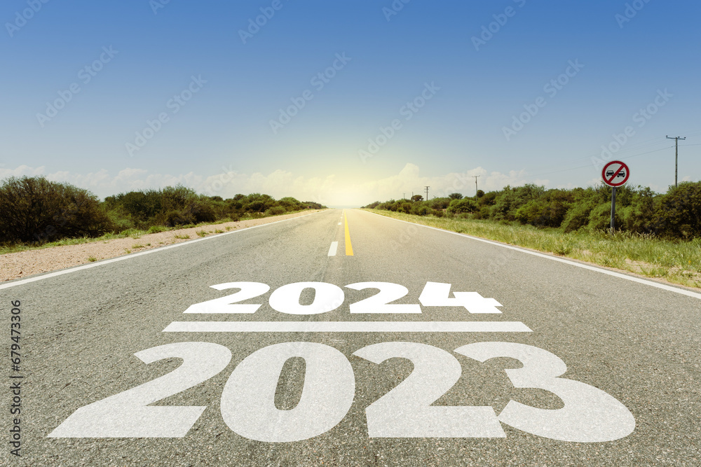 Año viejo 2023 y año nuevo 2024 o concepto de fin e inicio. 2023 y 2024 escritos en el camino en día radiante. Concepto de desafío, cambios y logros. - obrazy, fototapety, plakaty 