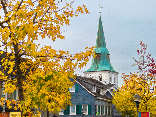 Kirchturm im Herbst