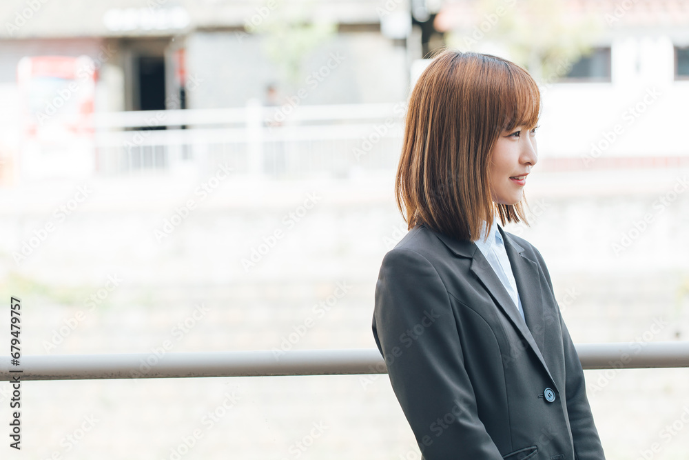 スーツを着て微笑む女性 A smiling woman wearing a suit スーツを着て微笑む女性 A smiling woman wearing a suit