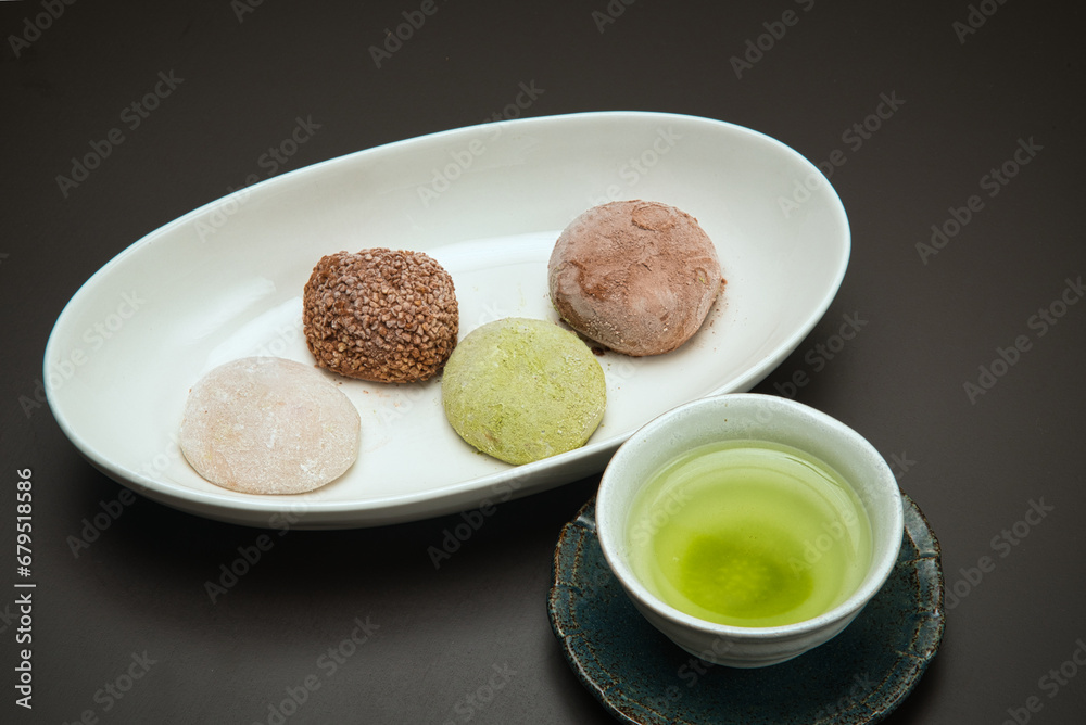 日本茶とおいしそうな大福でおやつタイム 日本茶とおいしそうな大福でおやつタイム