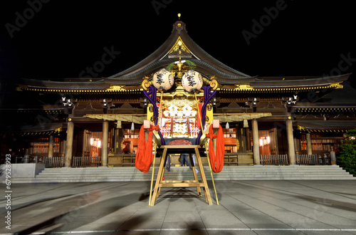 寒川神社浜降祭宮出しを待つ神輿と担ぎ手 photo