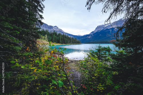 Fototapeta Naklejka Na Ścianę i Meble -  Emerald Lake is of glacial origin, hence its emerald color and its name. It is located in Yoho National Park. You can go around the lake on foot in a 5.2km loop.
British Columbia, Canada
