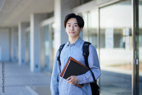 Schilderij op canvas 大学のキャンパスと日本人大学生の男性