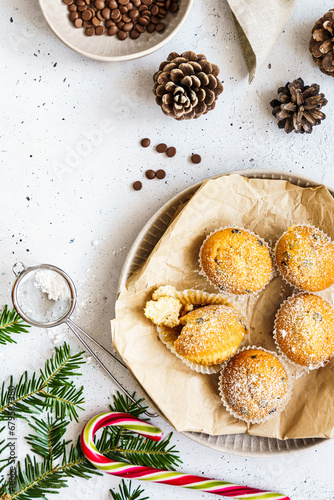 Hausgemachte Muffins mit Schokolade auf einem Teller. Draufsicht, Weihnachten, Dessert.