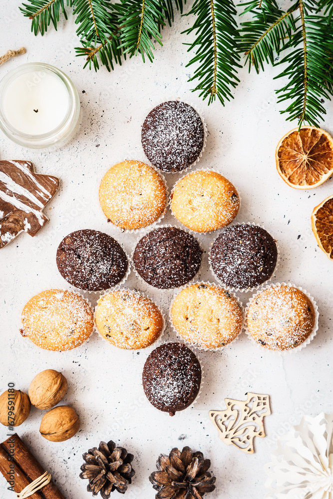 Ein Weihnachtsbaum aus gebackenen Muffins auf einem grauen Tisch. Draufsicht, Dessert.