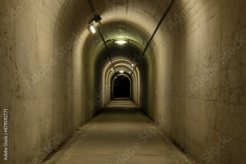 真っ直ぐ続くトンネル