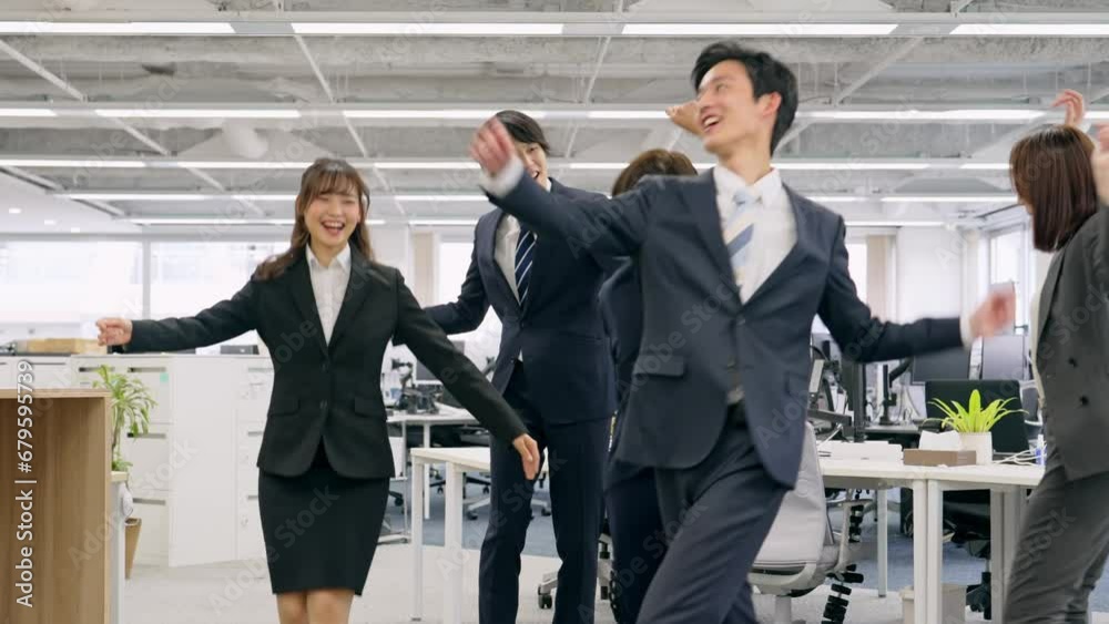 オフィスでダンスする会社員グループ