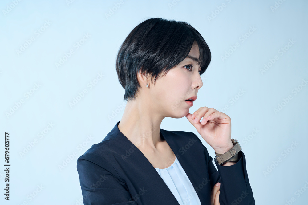 考え事をするショートヘアの女性会社員 考え事をするショートヘアの女性会社員