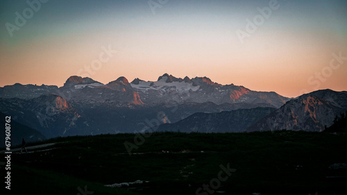 Sonnenaufgang in den Bergen, Bergview, Berge mit Schnee, Sonnenaufgang