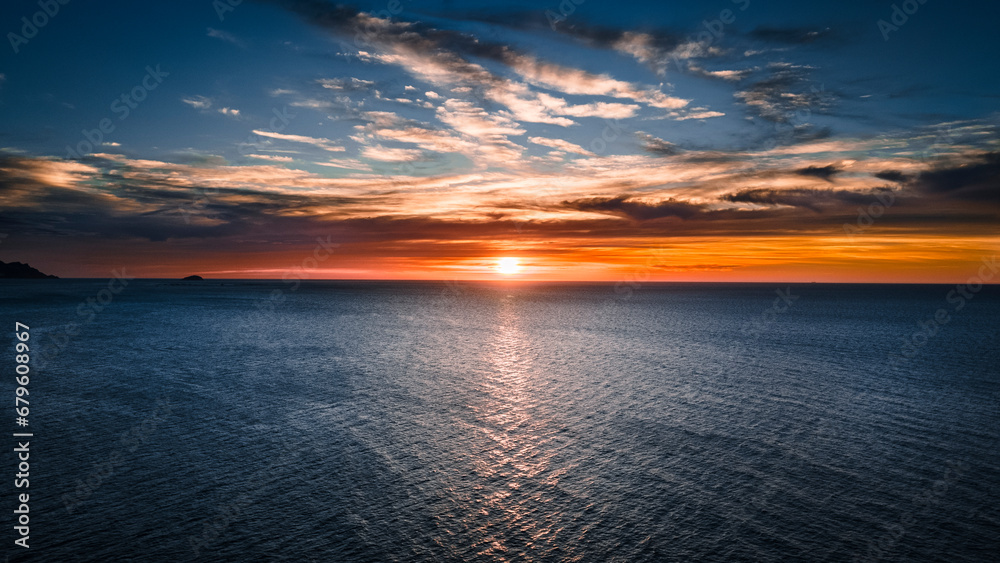 Drohnen Shot, Spanien - Spanisches Meer - Sonnenuntergang;