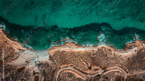 Klippe zum Meer, Drohnen Shot an der Küste photo