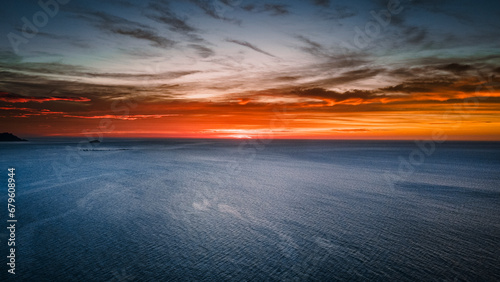 Sonnenuntergang am Meer (Spanien) (Drohnenshot)