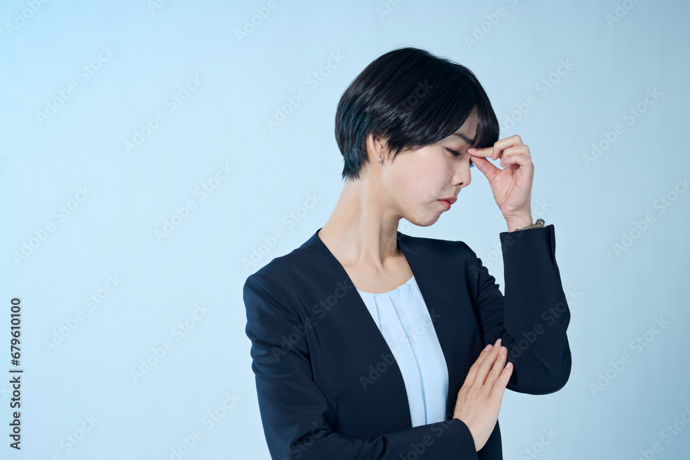 調子が悪そうなショートヘアの女性会社員 調子が悪そうなショートヘアの女性会社員