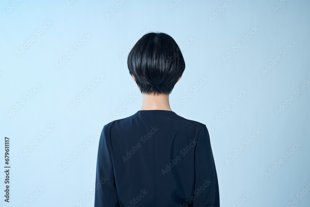 ショートヘアの女性会社員 後ろ姿 ショートヘアの女性会社員 後ろ姿