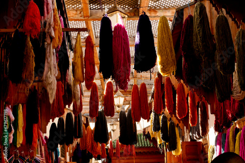 Fez, vicoli ed attività del Souk all'interno dell'antica Medina. Marocco
