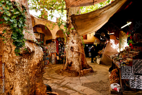 Fez, vicoli ed attività del Souk all'interno dell'antica Medina. Marocco