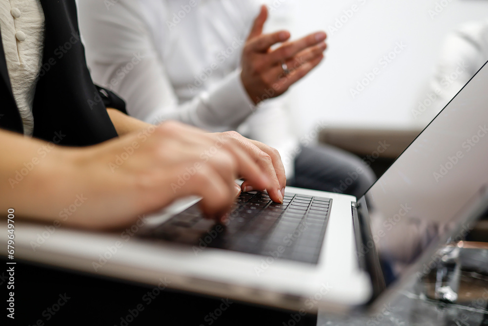 Mitarbeiter arbeiten am Laptop im Büro in Muenchen. Mitarbeiter arbeiten am Laptop im Büro in Muenchen.