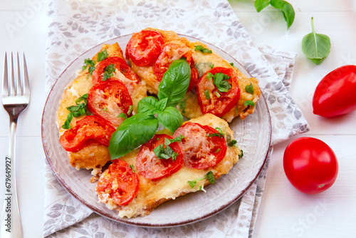 Filety z kurczaka zapiekane z mozzarellą i pomidorami i bazylią