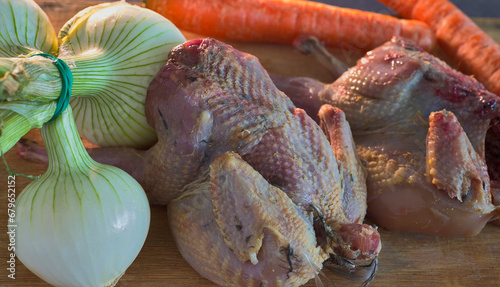 Foto A couple of partridges, chives and carrots