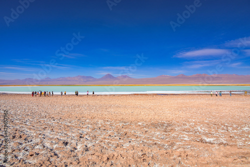 Laguna Tebenquiche, um lago de sal com cores vibrantes azul, verde e amarela ao lado do vulcão Licancabur.   photo