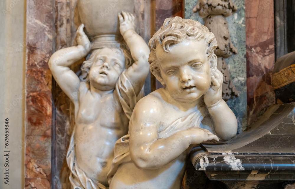 Close-up on decorative marble statues representing two little boys