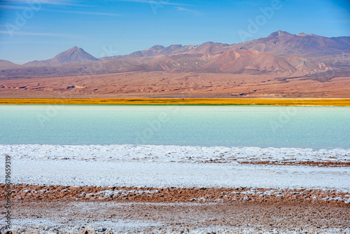 Laguna Tebenquiche, um lago de sal com cores azul, verde e amarela ao lado do vulcão Licancabur. 