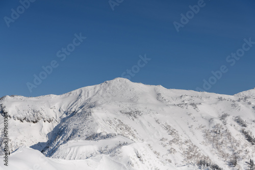 冬の剣ヶ峰山の登山道から見た武尊山 © backpacker
