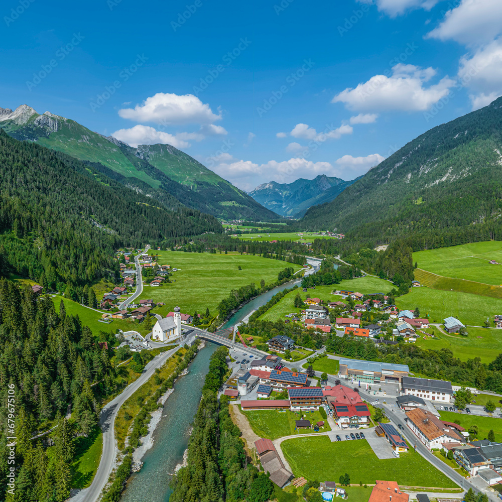 Sommerlicher Ausblick auf die Gemeinde Bach im Tiroler Lechtal
