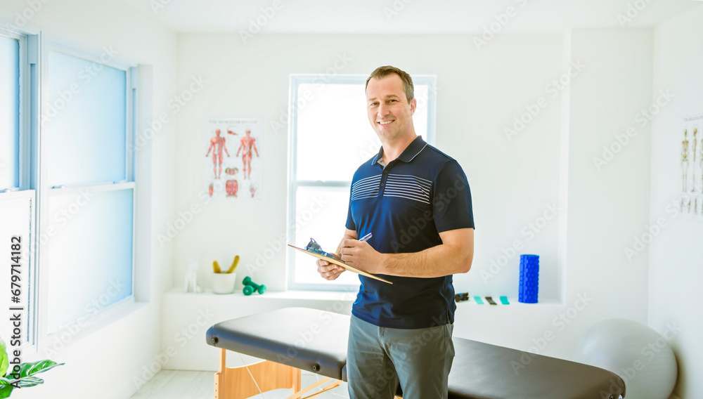 Obraz premium Modern rehabilitation physiotherapy man holding notepad
