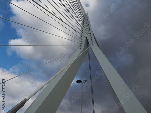 weiße und große Erasmusbrücke im sonnigen Rotterdam