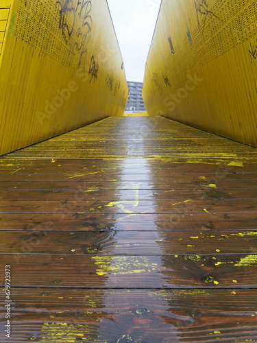 Gelbe Luchtsingel Brücke im regnerischen Rotterdam, Niederlande photo