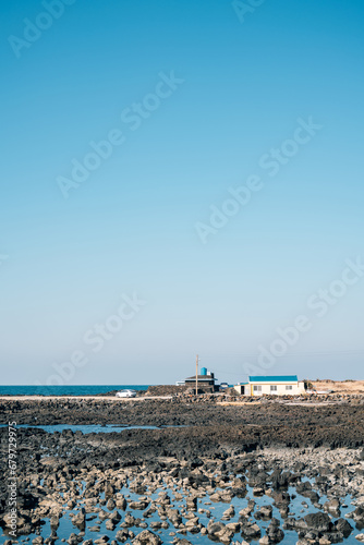 Obraz na płótnie Stone beach and house in Jeju Island, Korea w salonie