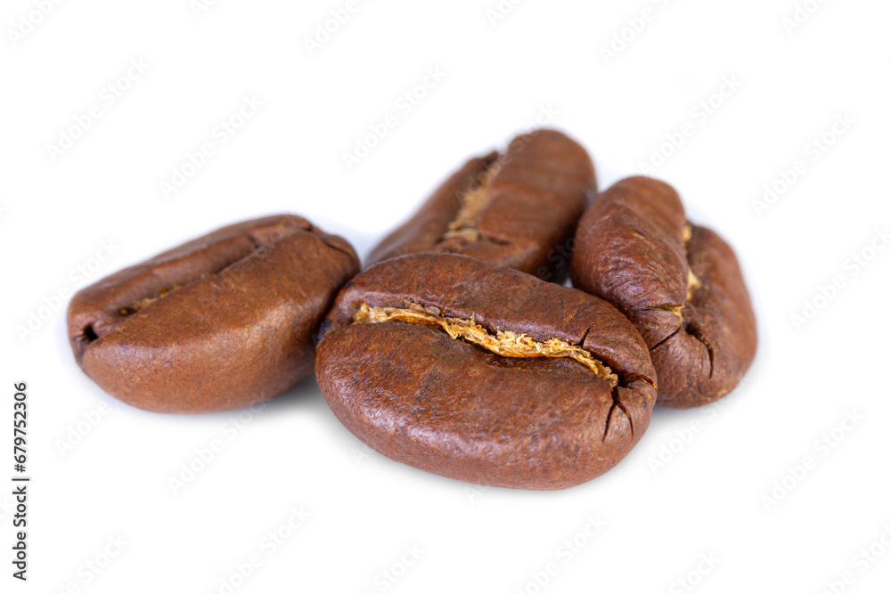 Obraz premium Roasted coffee beans isolated on white background