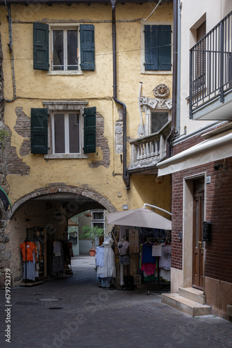 alter historischer Torbogen in Garda