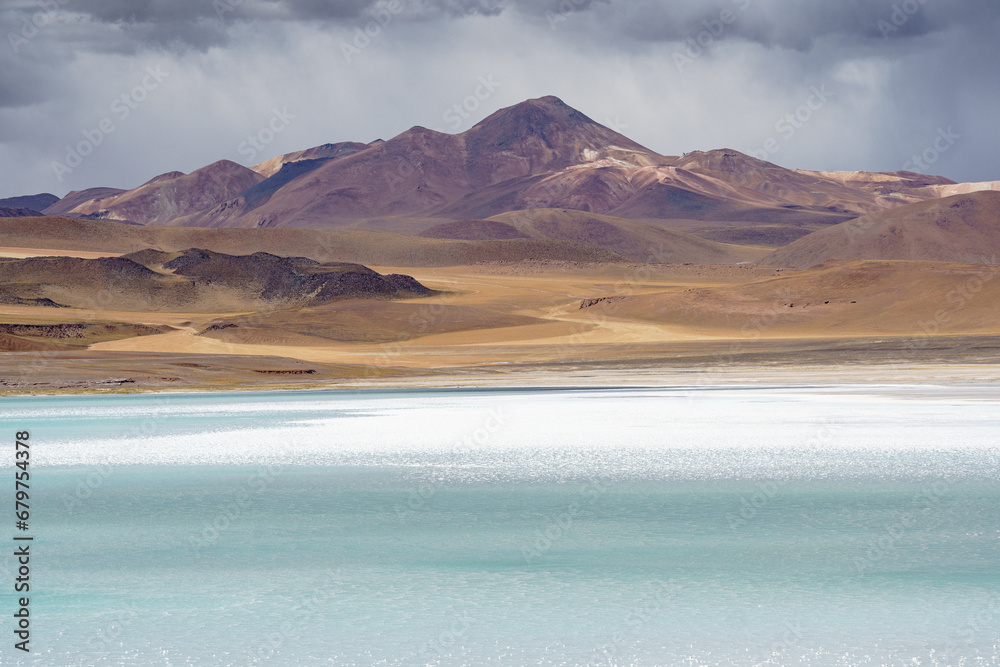 Foto de Paisaje de la Laguna Tuyajto en la Cordillera de los Andes ...