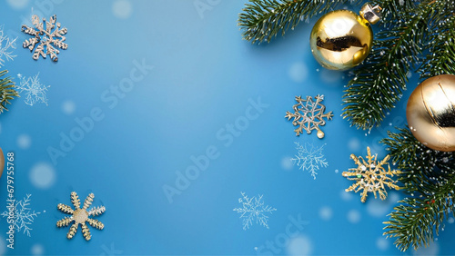 Fundo natalino azul com galhos de pinheiro e bolas de Natal coloridas ao redor. Espaço para texto. photo