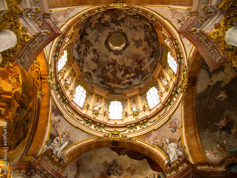 Fototapeta premium Impressionen der Altstadt von Prag mit Kirchen und Karlsbrücke