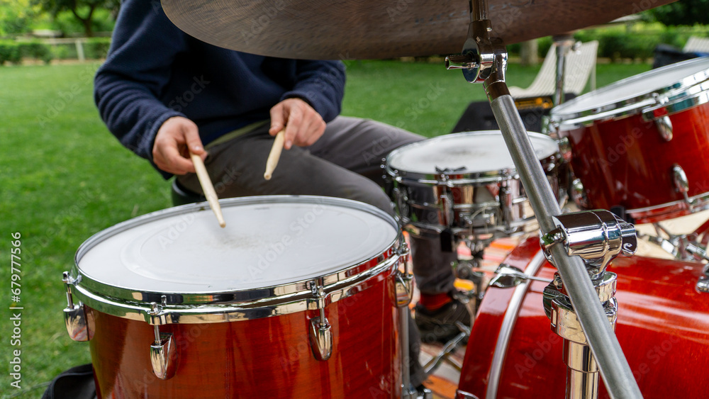 Obraz premium Close-up view of hands playing the drums.