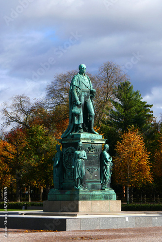 Karl-Friedrich-Denkmal auf dem Schlossplatz in Karlsruhe