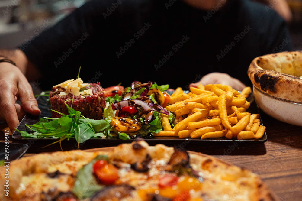 Un plat de nourriture appétisante, coloré. Un plat de nourriture appétisante, coloré.