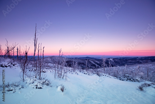 Krajobraz zimowy w górach, fioletowy wschód słońca