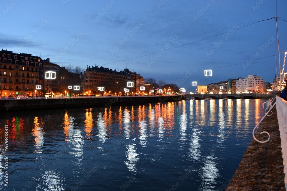 At Christmas, the lights that decorate the city reflect in the water of the river, creating a beautiful night vision.
