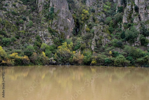 Reflejos en el agua  Arribes del Duero en oto  o  Castilla y Le  n