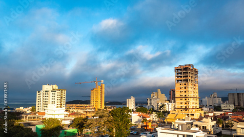 sol batendo nas construções da cidade de Balneário Piçarras, Santa Catarina, Brasil 