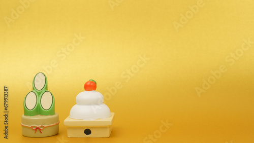 日本のお正月イメージ｜鏡餅・門松と金色の背景