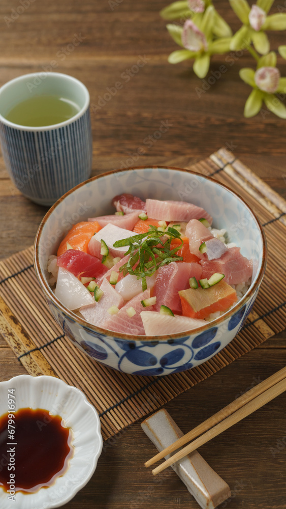 和食の海鮮丼イメージ(マグロ・イカ・ブリ・サーモン)
