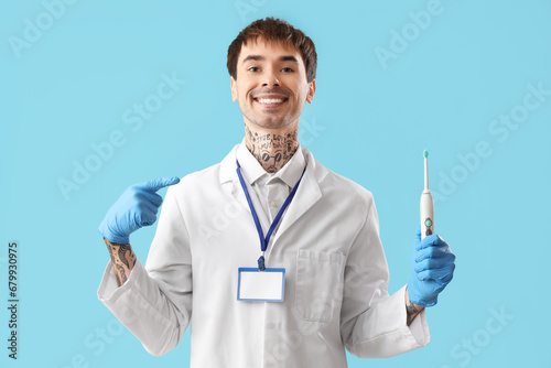 Male dentist pointing at el...