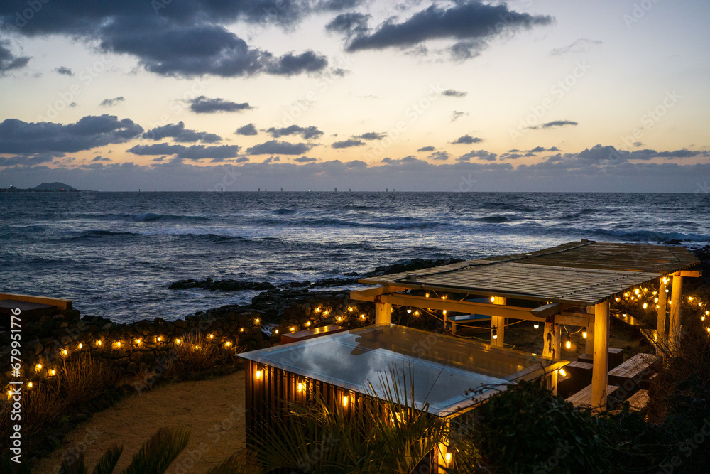 Obraz premium Ocean sunset view from coast side bar, Jeju island vacation