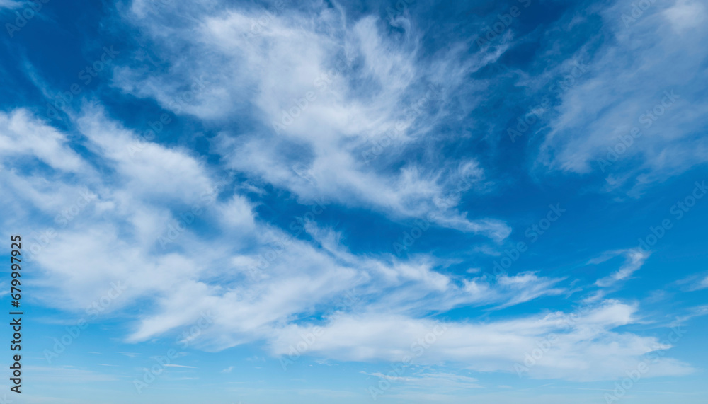 Mittelhohe, lockere Wolkenfelder am blauem Himmel, cirrusartige Bewölkung