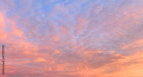 Stimmungsvolles Abendrot und leuchtende Wolkenfelder am Abendhimmel